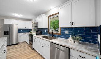 1912 E Sylvan Cir, Brandon, SD 57005
