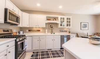 13 Hollyhock Knoll Ct 13, Bourne, MA 02532