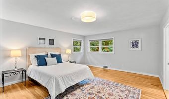 6 North Ln, Barrington, RI 02806