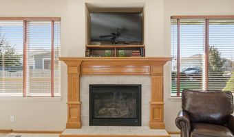 912 10th Avenue Pl, Altoona, IA 50009