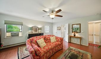 29 Park Ave, Belford, NJ 07718