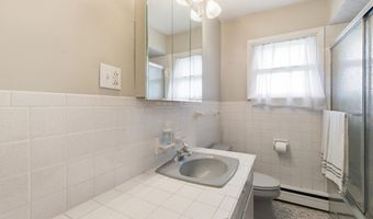 11 James Dr, Albany, NY 12211