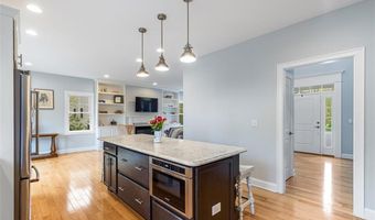 76 Woods Ln, Cranston, RI 02921