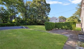 83 FESSENDEN St, Warwick, RI 02886