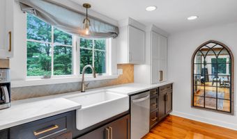 6 Trimbleford Ln, Middletown, NJ 07748