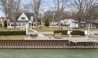 206 Edgewater Dr, Algonac, MI 48001