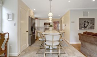 1114 N HARRISON St, Arlington, VA 22205