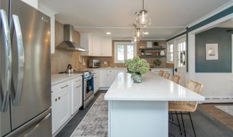 17 Rosedale Ct, Middletown, RI 02842