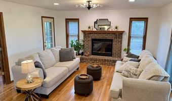 1049 Vine Ave, Riverside, IA 52327