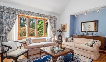 10 Oak Hill Dr, Lincoln, RI 02865