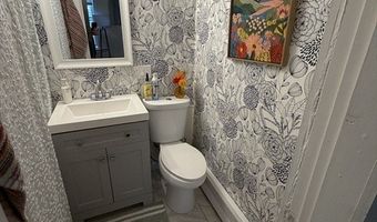 9 Mohawk Rd 1, Boston, MA 02127
