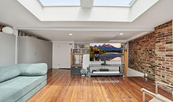 210 8TH St SE, Washington, DC 20003