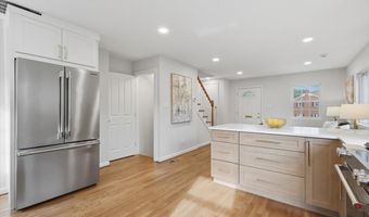 115 S IRIS St, Alexandria, VA 22304