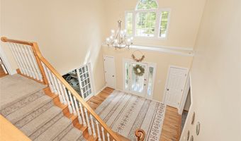 225 Linwood Ln, Aurora, OH 44202