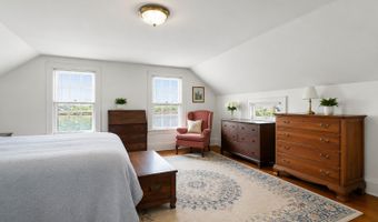 24 Little Bay Ln, Branford, CT 06405