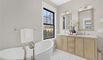 14 Kay Blvd, Middletown, RI 02842