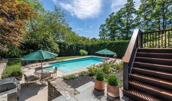 72 Summerfield Ln, Middletown, RI 02842