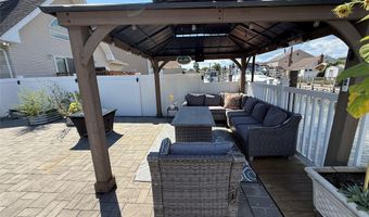 3 Desoto Rd, Amity Harbor, NY 11701