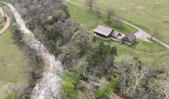 300 Round Up Ln, Bakersfield, MO 65609