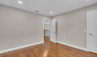 55 Maiden Ln, Bergenfield, NJ 07621