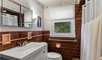 174 Lawnacre Dr, Cranston, RI 02920