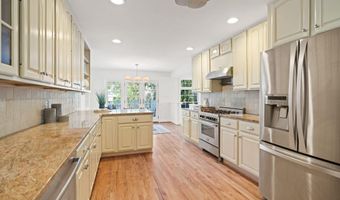 5621 HUNTINGTON Pkwy, Bethesda, MD 20814