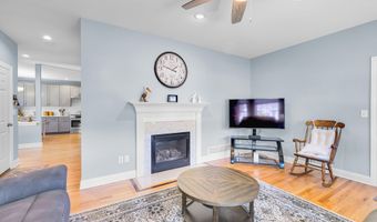 136 Pond View Cir 136, Beacon Falls, CT 06403