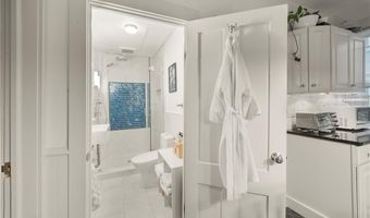 33 Marsh St, Newport, RI 02840