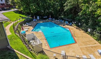2373 Hiddengarden Ct, Ballwin, MO 63021