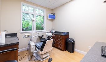 30 Country Squire Dr, Cromwell, CT 06416