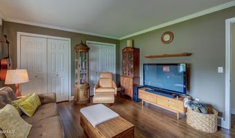 4 Fairway Ct, Albany, NY 12208