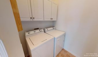 2802 S Knightsbridge Cir, Ann Arbor, MI 48105