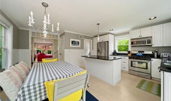 9 Casey Ct, Newport, RI 02840