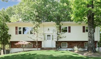 17 Twin Lakes Dr, Airmont, NY 10952