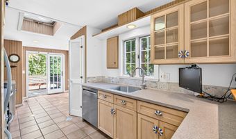207 Pawson Rd, Branford, CT 06405