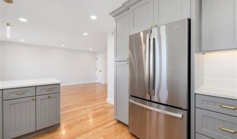 11 Gunning Ct, Middletown, RI 02842