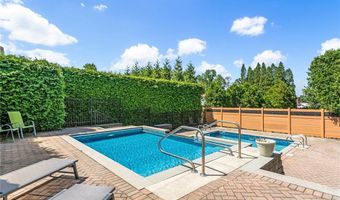 94 Greening Ln, Cranston, RI 02920