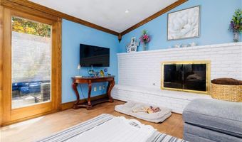 8 Winterberry Dr, Coventry, RI 02816