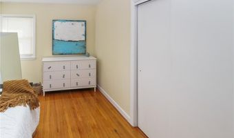 17 Wood Rd, Middletown, RI 02842