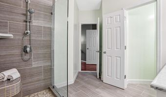 4691 LONGSTREET Ln 202, Alexandria, VA 22311
