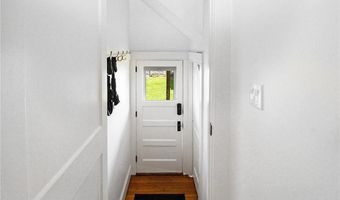 28 W Narragansett Ave, Newport, RI 02840