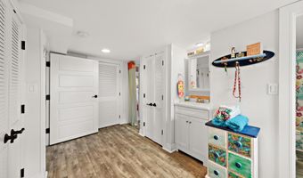 222 7TH St, Beach Haven, NJ 08008