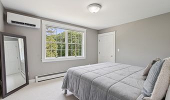 4 Victoria Ln, Falmouth, ME 04105