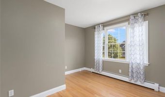 220 Island Dr, Middletown, RI 02842