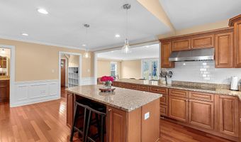 6932 ALPINE Dr, Annandale, VA 22003