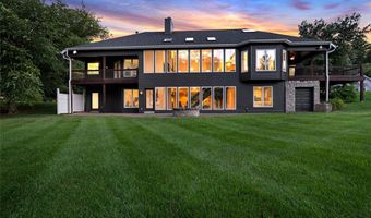 924 Forest Lake Ct, Ballwin, MO 63021
