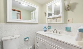 3 Grassy Plain Rd, Barrington, RI 02806