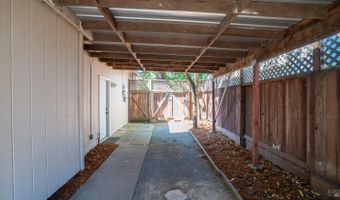 2318 S Hampton Cir, Santa Rosa, CA 95401