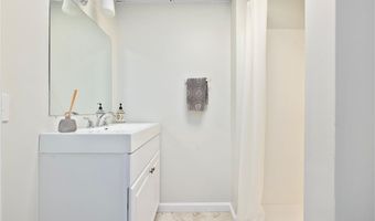 5 Maloney Ln, Middletown, RI 02842