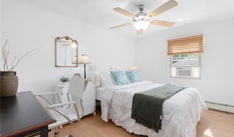 45 E St, Bristol, RI 02809